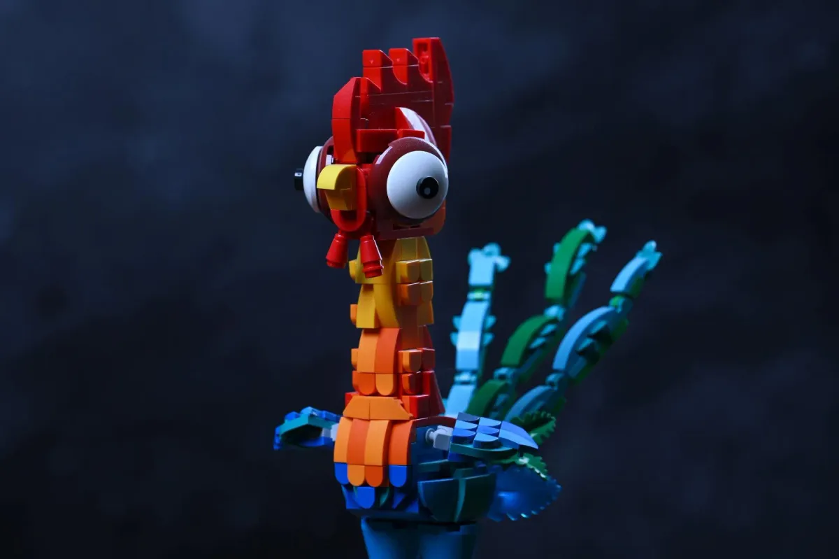 Close-up of the LEGO Disney Moana 2 Heihei (43272) head, showing the bulging eyes and beak detailing