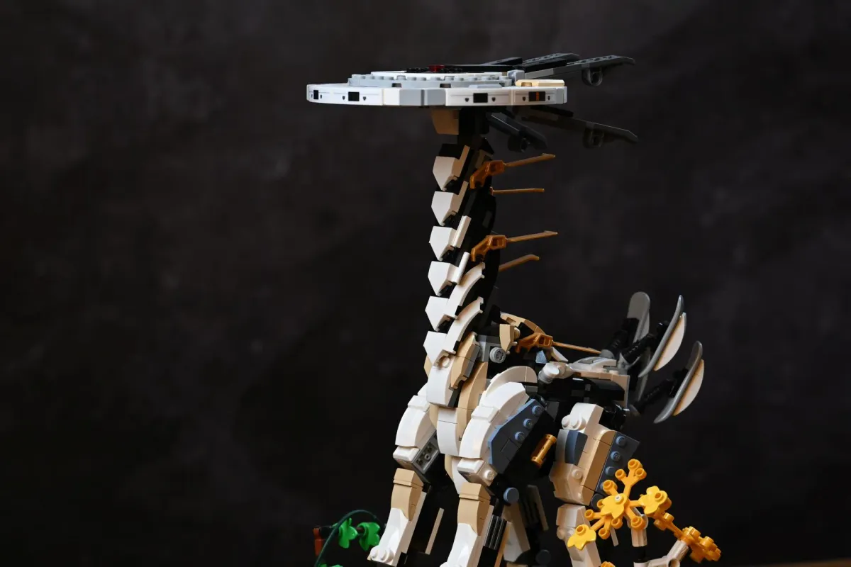 Close-up of the LEGO Tallneck's segmented neck and disc-shaped head, showing the layered plate technique and antenna details