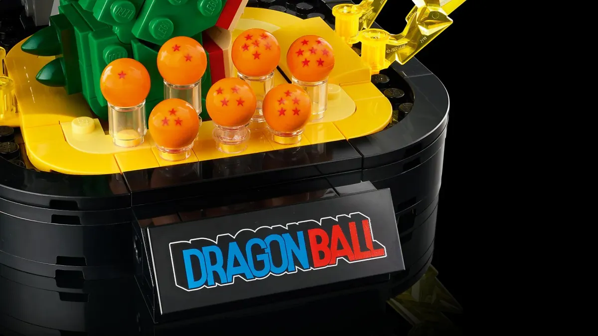 Close-up of the black LEGO display base with Dragon Ball nameplate, yellow energy bursts, and the seven transparent Dragon Balls on clear pedestals
